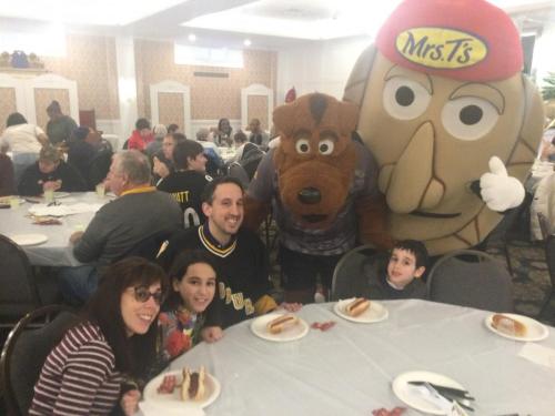 AMO-the-Hound-and-family-from-the-Jewish-community-1