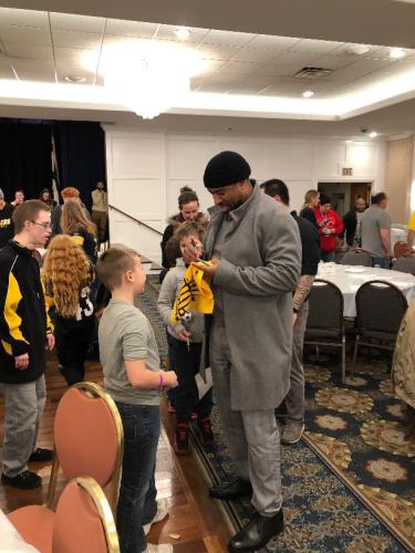 Mike-Logan-signing-autographs-for-special-needs-guests