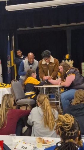 Alissia-Arm-Wrestling